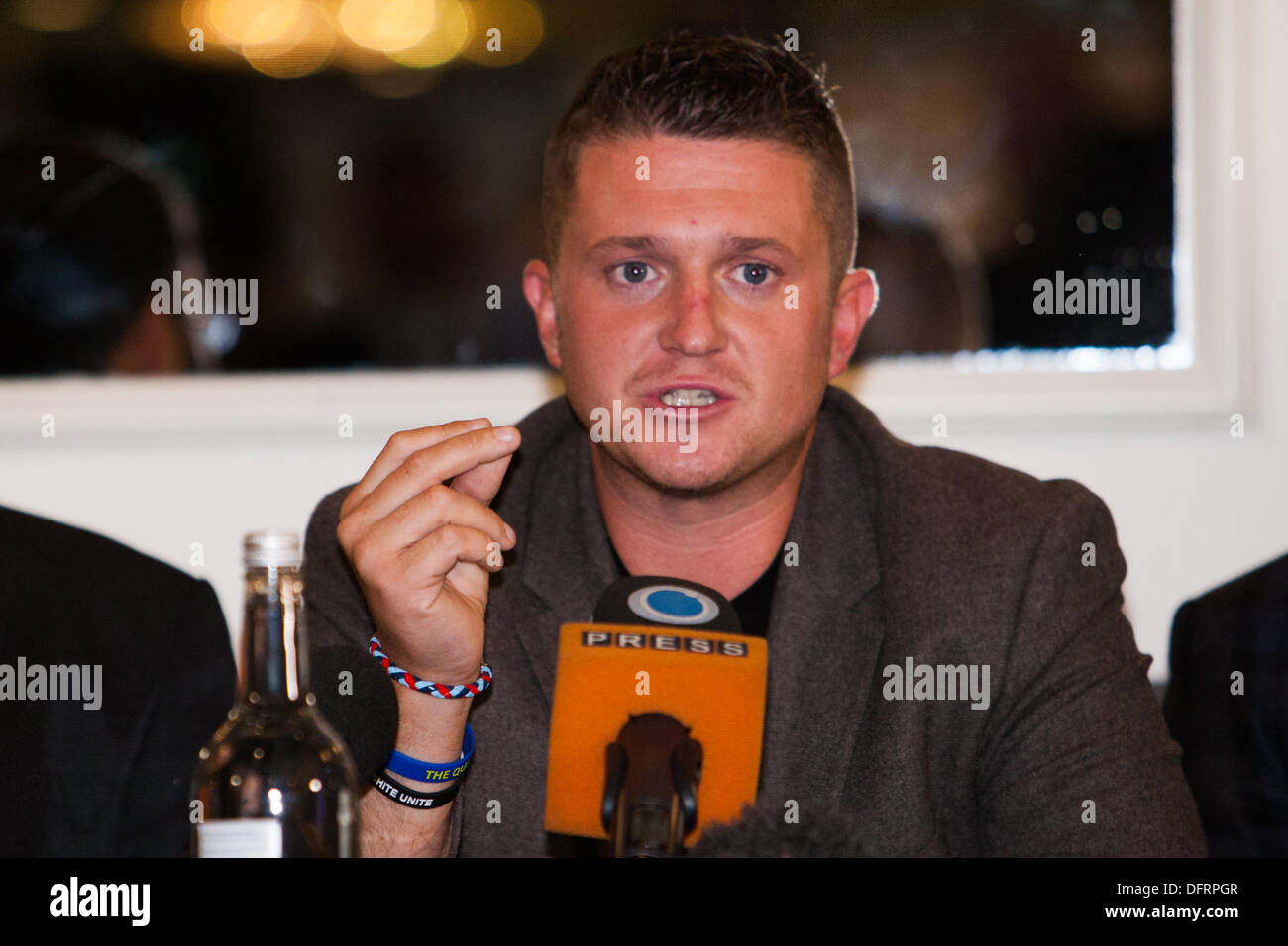 Londres, Royaume-Uni. 05Th Oct, 2013. Stephen, Yaxley-Lennon alias Tommy Robinson, fondateur et leader du groupe anti-islamiste, la Ligue de défense anglaise (EDL), annoncer la décision de quitter le groupe, à la conférence de presse. Londres, Royaume-Uni 2013-10-08 Crédit : martyn wheatley/Alamy Live News Banque D'Images