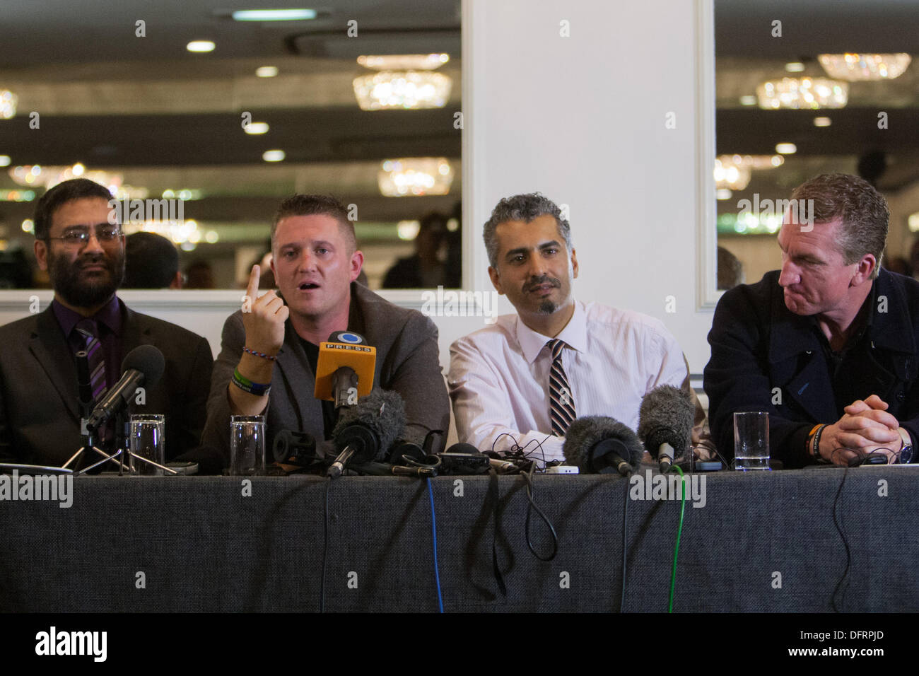 Londres, Royaume-Uni. 05Th Oct, 2013. Le Dr Oussama Hassan, chercheur en études islamiques à l'Quilliam Foundation (extrême gauche) Stephen Yaxley-Lennon alias Tommy Robinson, fondateur et leader du groupe anti-islamiste,EDL (centre gauche) Maajid Nawaz (centre droit) et Kevin Carroll Co fondateur EDL (extrême droite) à la conférence de presse où la Ligue de défense anglaise (EDL), paire annoncer la décision de quitter le groupe. Londres, Royaume-Uni 2013-10-08 Crédit : martyn wheatley/Alamy Live News Banque D'Images