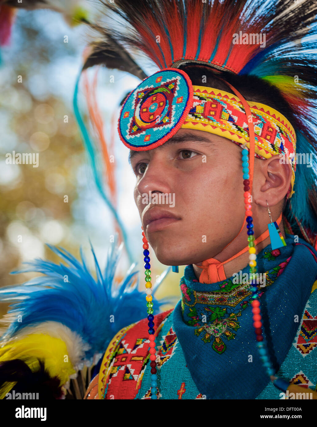 Les jeunes Amérindiens Chumash, adultes, danseur d'herbe à l'Inter Tribal 2013 Pow Wow, Live Oak, Santa Ynez Valley, Californie Banque D'Images