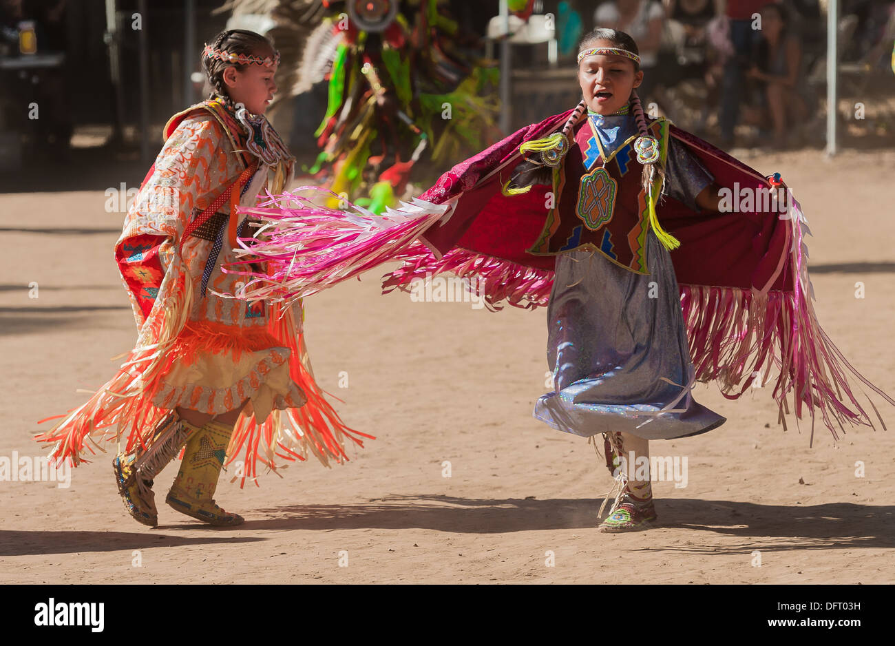Native American girls Chumash dance à l'Inter Tribal 2013 Pow Wow, Live Oak, Santa Ynez Valley, Californie Banque D'Images