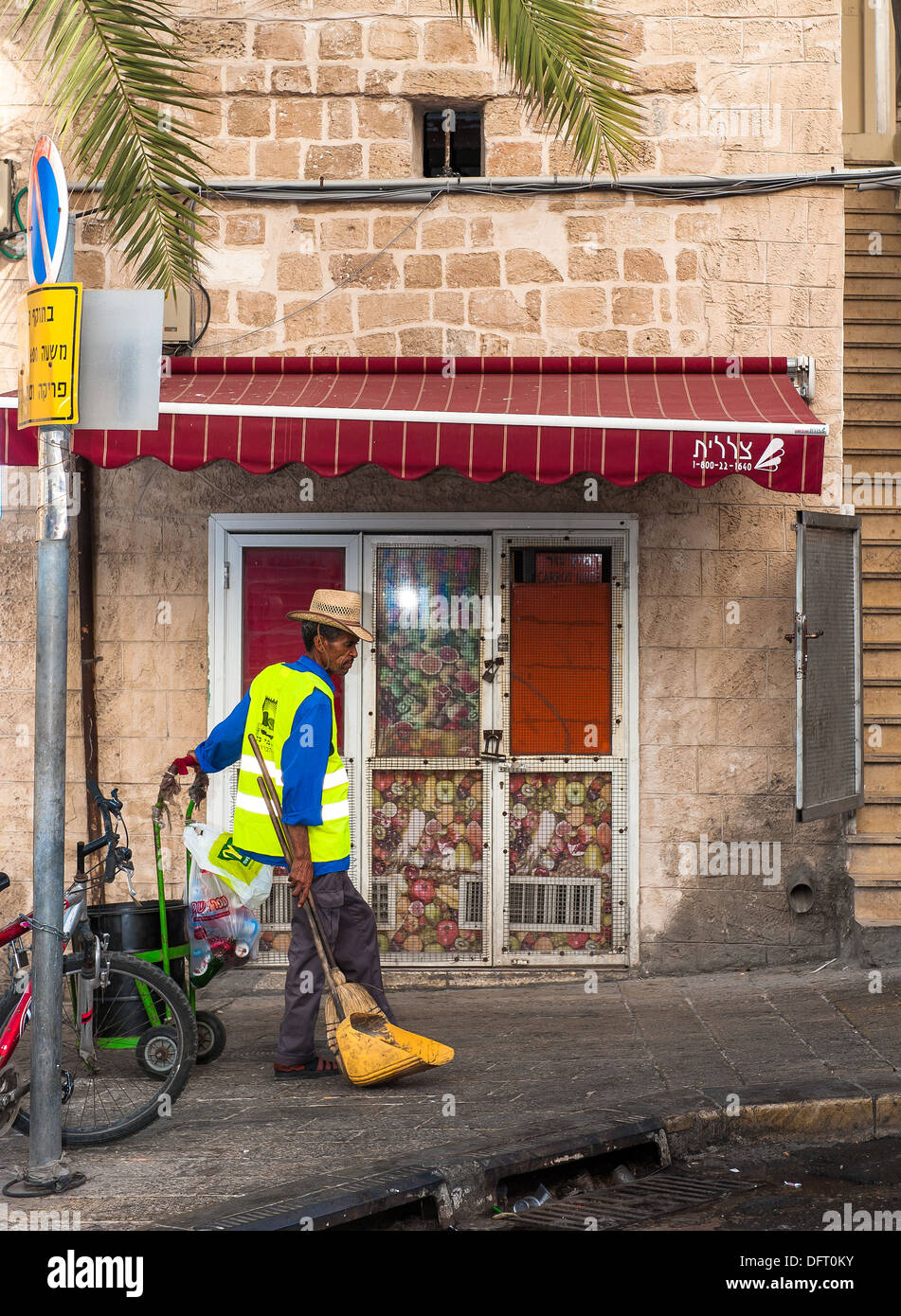 Un travailleur de l'assainissement qui balayent la rue dans la vieille ville de Jaffa / Yafo, Israël Banque D'Images