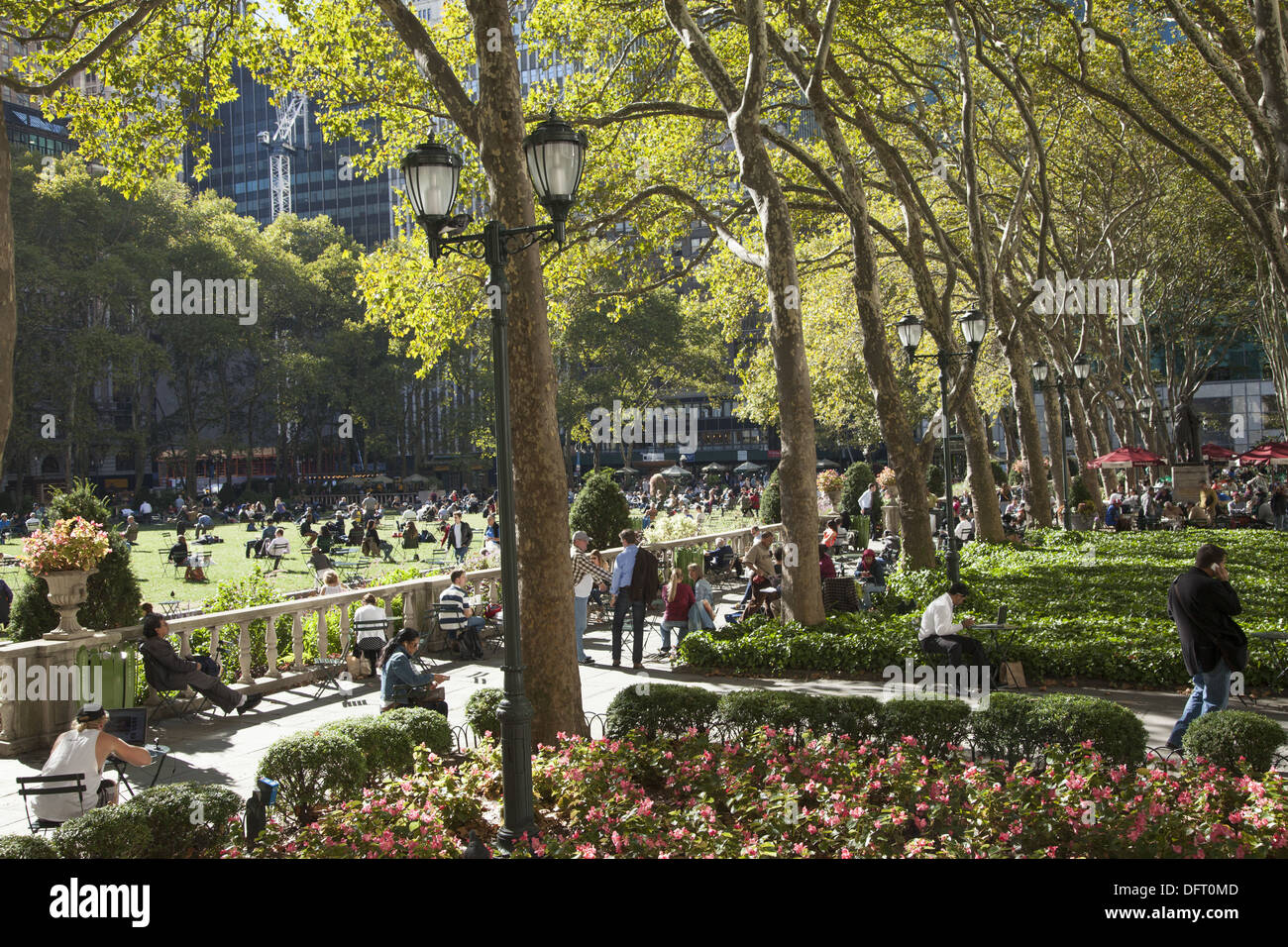 Au début de l'automne chaud jour dans Bryant Park à la 42e Avenue 6e Rue et de la ville de New York. Banque D'Images