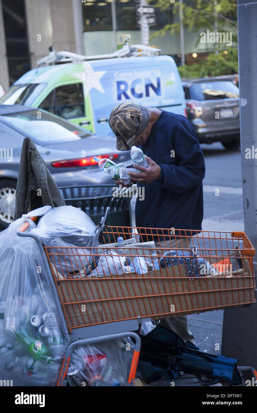 La collecte de canettes homme les poubelles pour faire quelques dollars. Lexington Avenue, New York. Banque D'Images