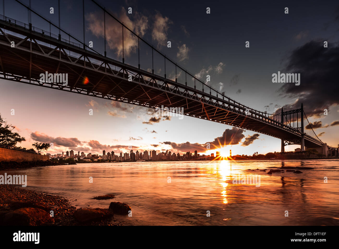 Queensboro Bridge enjambant la rivière de l'Est au coucher du soleil, New York Banque D'Images