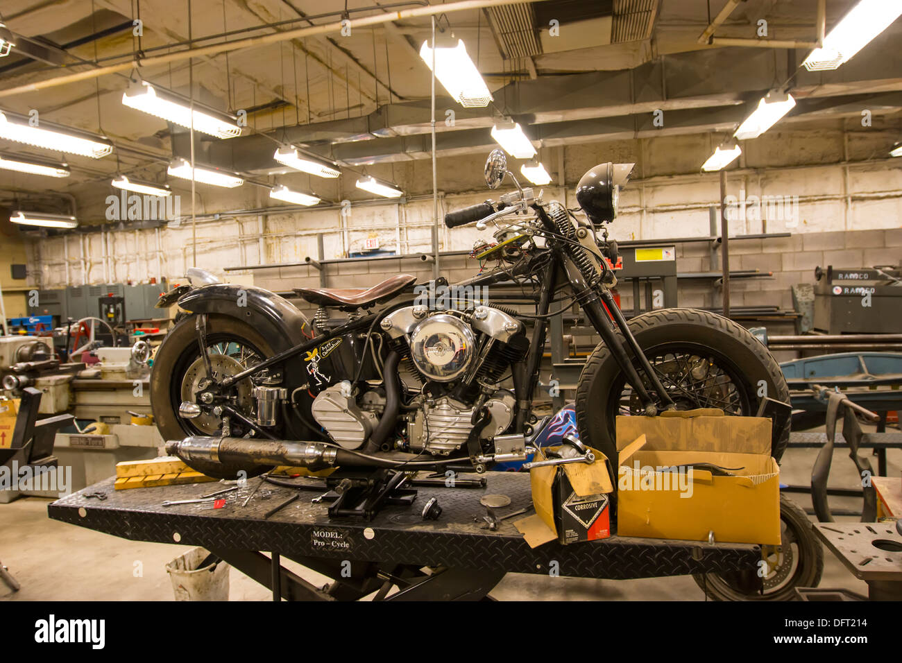 Classic Moto américaine, sur un stand dans un garage au Texas. Banque D'Images