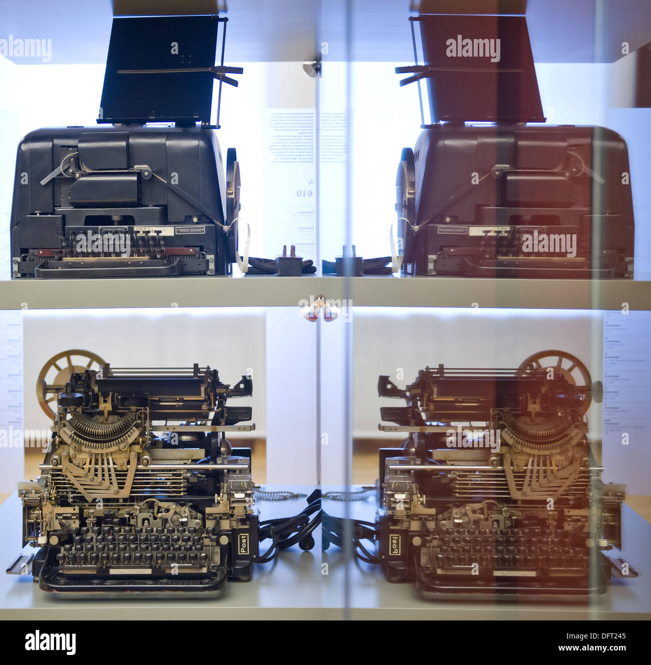 Berlin, Allemagne. 07Th Oct, 2013. La séquence T 36b de Siemens et Halske à partir de 1936 (en haut) et le télégraphe Lo 15 de la C. Lorenz AG de 1935 (en bas) miroir dans une fenêtre de la communication Musée de Berlin, Allemagne, 07 octobre 2013. Depuis 80 ans, les télex ont été utilisées pour la communication. Mais leur temps est révolue depuis longtemps - aujourd'e-mails, messages texte et Twitter remplacer les anciens téléimprimeurs. Photo : SPATA OLE/dpa/Alamy Live News Banque D'Images Berlin, Allemagne. 07Th Oct, 2013. La séquence T 36b de Siemens et Halske à partir de 1936 (en haut) et le télégraphe Lo 15 de la C. Lorenz AG de 1935 (en bas) miroir dans une fenêtre de la communication Musée de Berlin, Allemagne, 07 octobre 2013. Depuis 80 ans, les télex ont été utilisées pour la communication. Mais leur temps est révolue depuis longtemps - aujourd'e-mails, messages texte et Twitter remplacer les anciens téléimprimeurs. Photo : SPATA OLE/dpa/Alamy Live News Banque D'Images