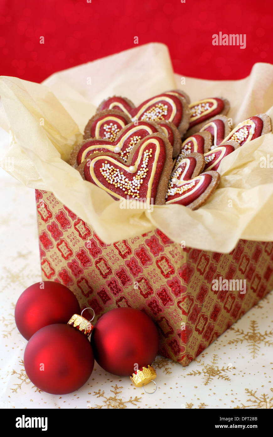 Décoration de Noël gingerbread cookies dans une boîte-cadeau Banque D'Images