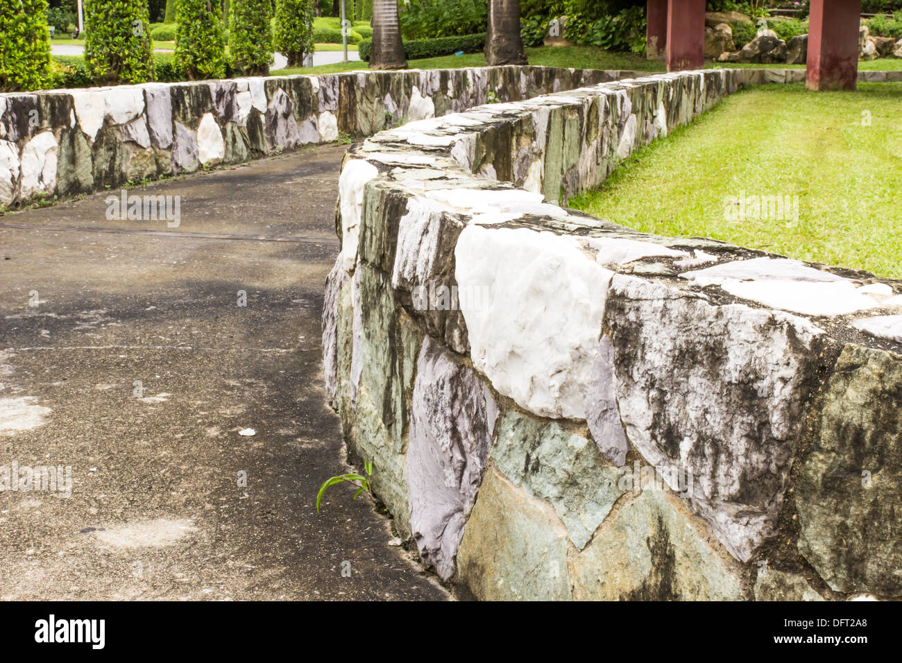 Mur de soutènement jardin. Banque D'Images