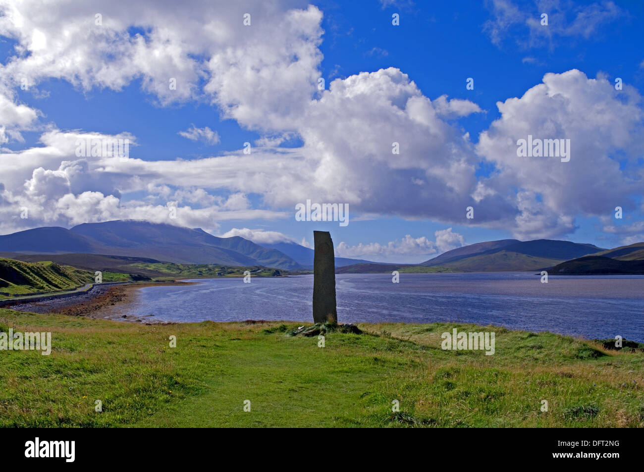 500, route de la côte nord A838 - monument en pierre à Keoldale surplombant le Kyle of Durness, Sutherland, Northern Highlands Scotland UK Banque D'Images