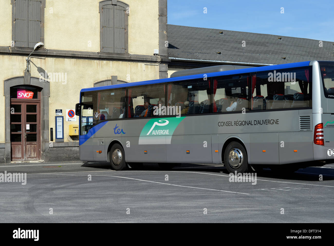 Bus de Ter SNCF avant la gare Laqueille Puy-de-Dôme Auvergne Massif-France Centrale Europe. La restitution du train. Banque D'Images