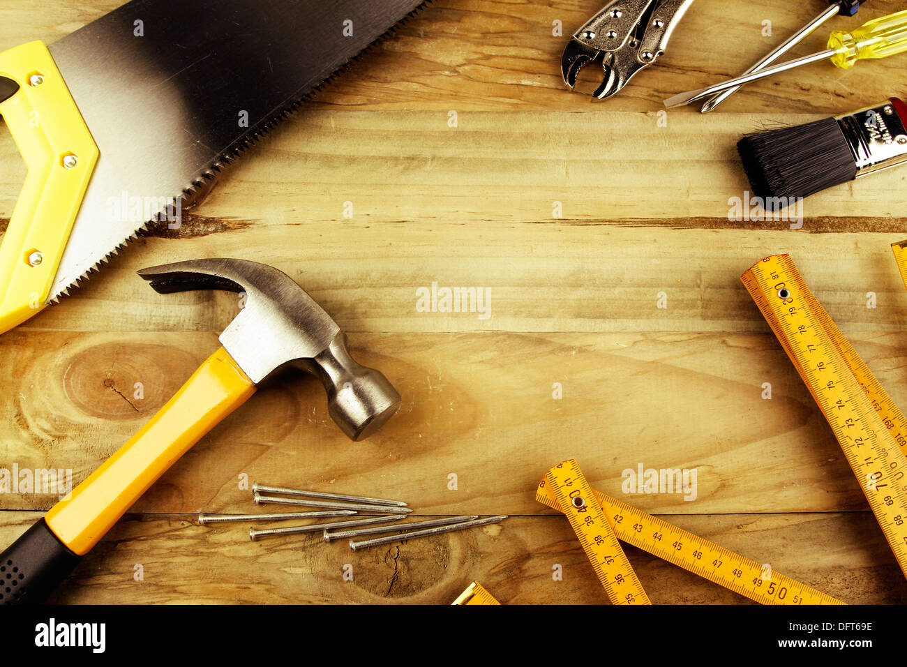 Une variété d'outils sur le bois. L'espace publicitaire Banque D'Images