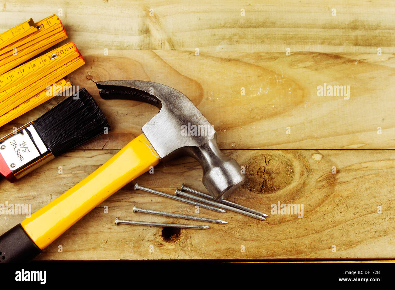 Une variété d'outils sur le bois. Banque D'Images