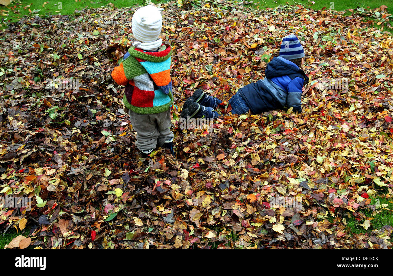 Berlin, Allemagne. 6Th Oct 2013. Les enfants jouent dans une pile de feuilles de l'automne au cours de l'automne anniversaire à l 'Gaerten der Welt" (jardins du monde) à Berlin, Allemagne, 6 octobre 2013. Photo : Wolfgang Kumm/dpa/Alamy Live News Banque D'Images