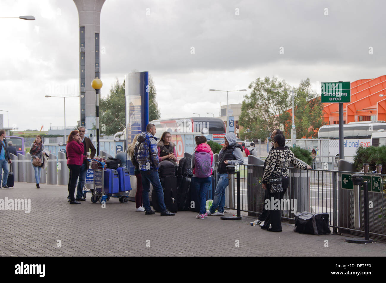 Les gens qui fument à la zone fumeurs à l'aéroport de Luton Banque D'Images Les gens qui fument à la zone fumeurs à l'aéroport de Luton Banque D'Images