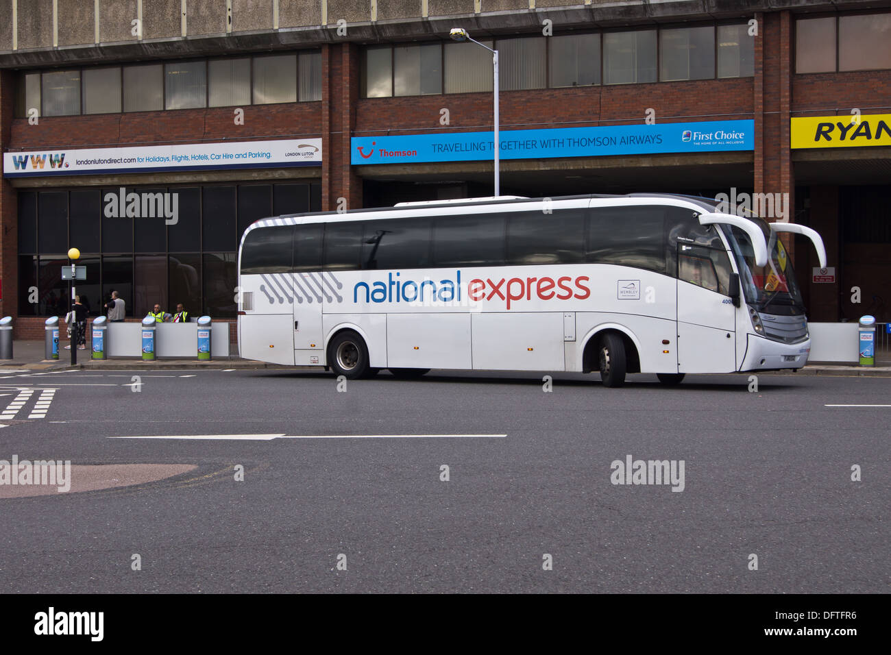 Un dépôt de bus National Express à l'aéroport de Luton Banque D'Images