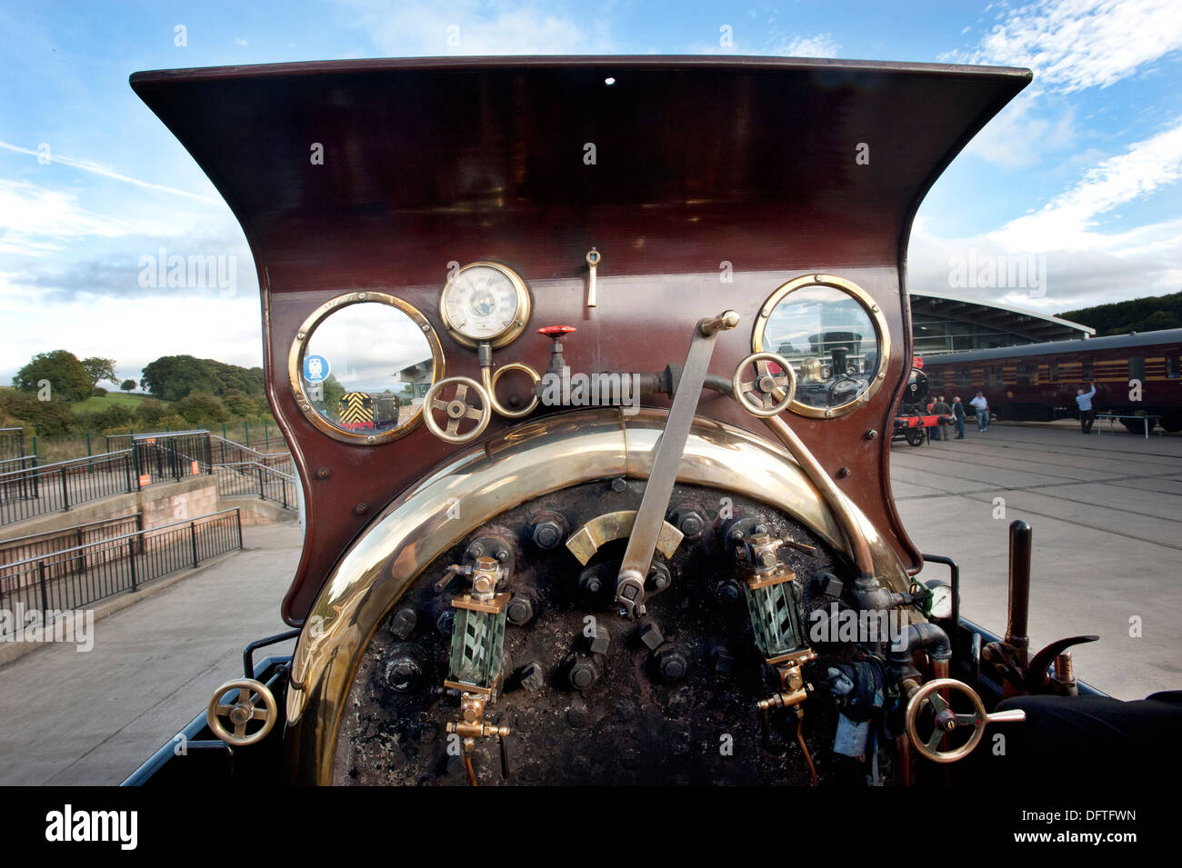 La cabine du conducteur de locomotive à vapeur Furness Railway numéro 20, Britains plus ancien standard gauge locomotive à vapeur. Banque D'Images