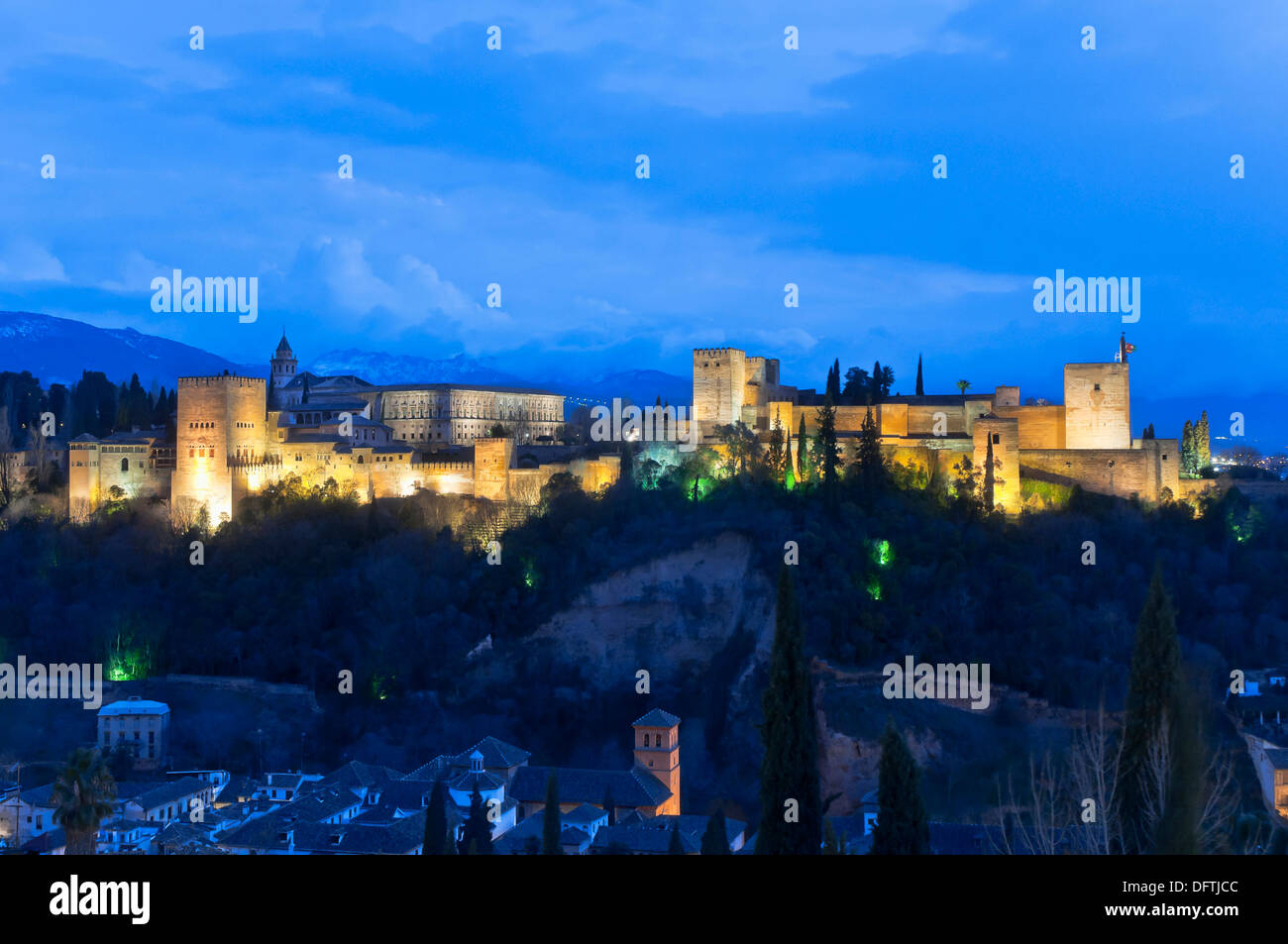 Vue panoramique avec la Sierra Nevada en arrière-plan, à l'Alhambra, Grenade, Andalousie, Espagne, Europe Banque D'Images