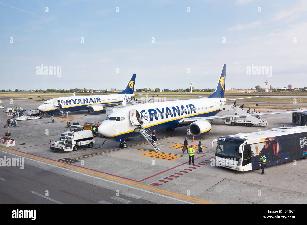 Les avions de Ryanair à l'aéroport de Bologne, Italie Banque D'Images