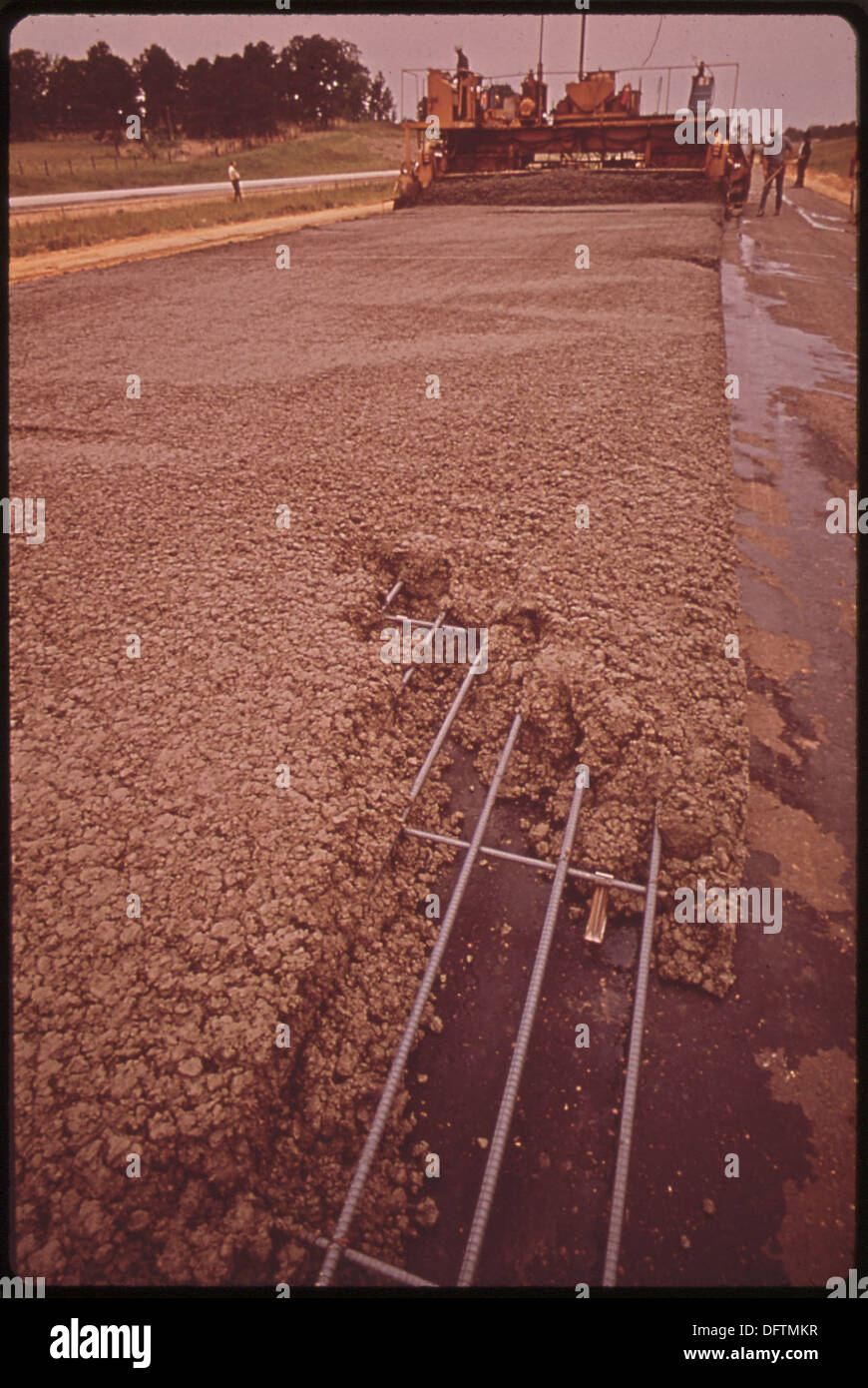 Des tiges d'acier, produites à partir d'automobiles déchiquetées, sont utilisées pour renforcer l'infrastructure de l'I-55. L’utilisation de matériaux recyclés met en évidence une approche durable de la construction. Banque D'Images