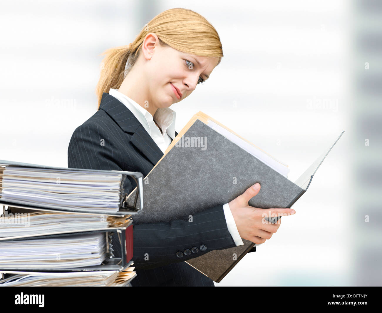 Young business woman reading dans un dossier Banque D'Images