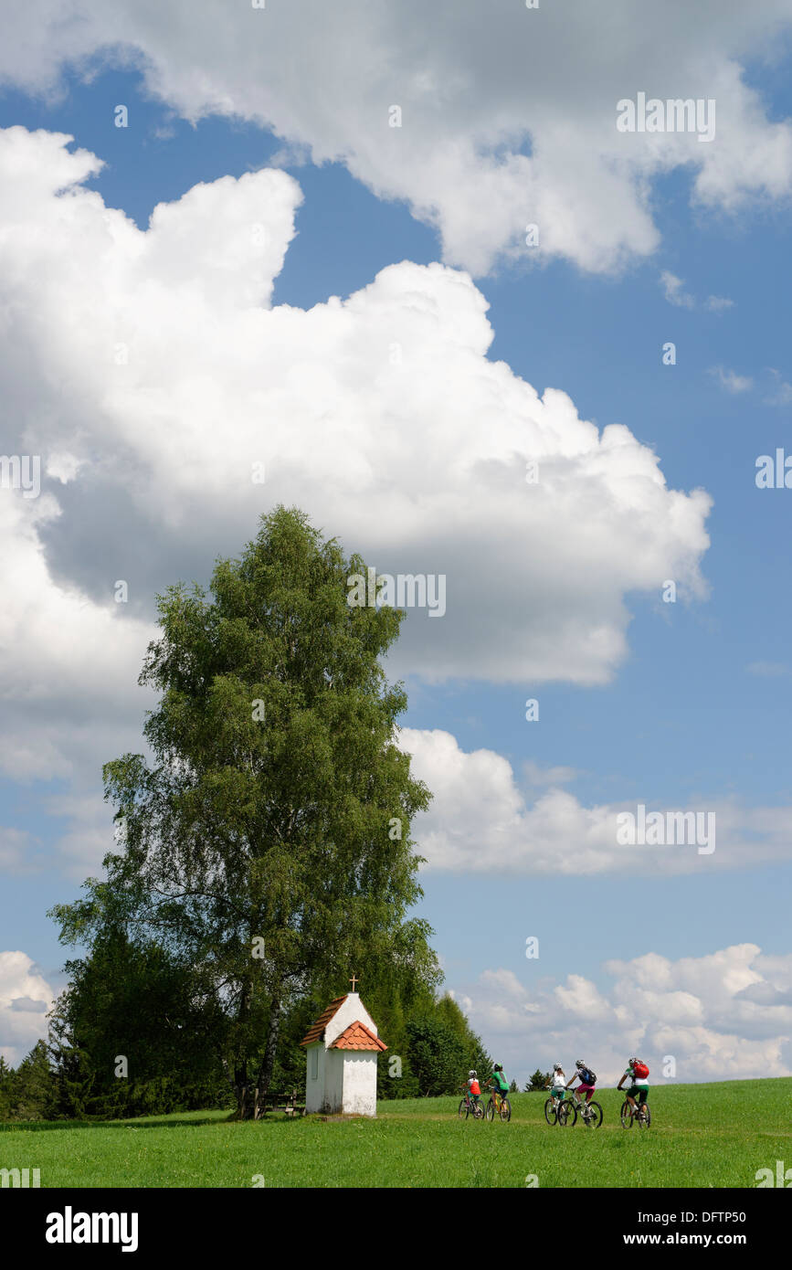 Les cyclistes sur un tour en vélo à proximité d'une petite chapelle, Seeg, souabe, Bavière, Allemagne Banque D'Images Les cyclistes sur un tour en vélo à proximité d'une petite chapelle, Seeg, souabe, Bavière, Allemagne Banque D'Images