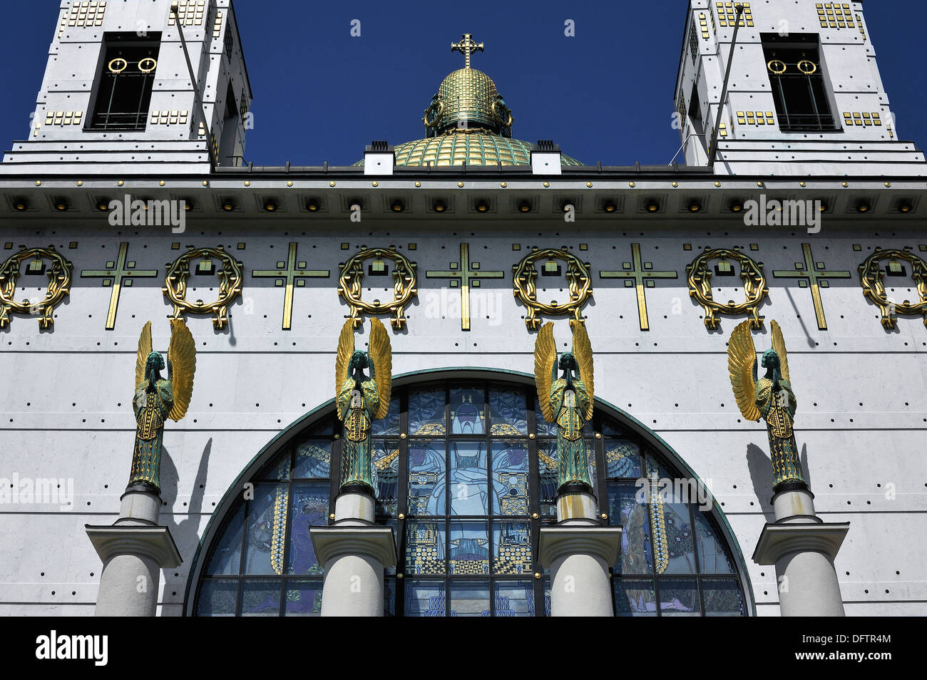 Quatre Archanges au-dessus du portail principal de l'église saint Léopold à Steinhof, hôpital psychiatrique, construit 1904-1907, conçu Banque D'Images