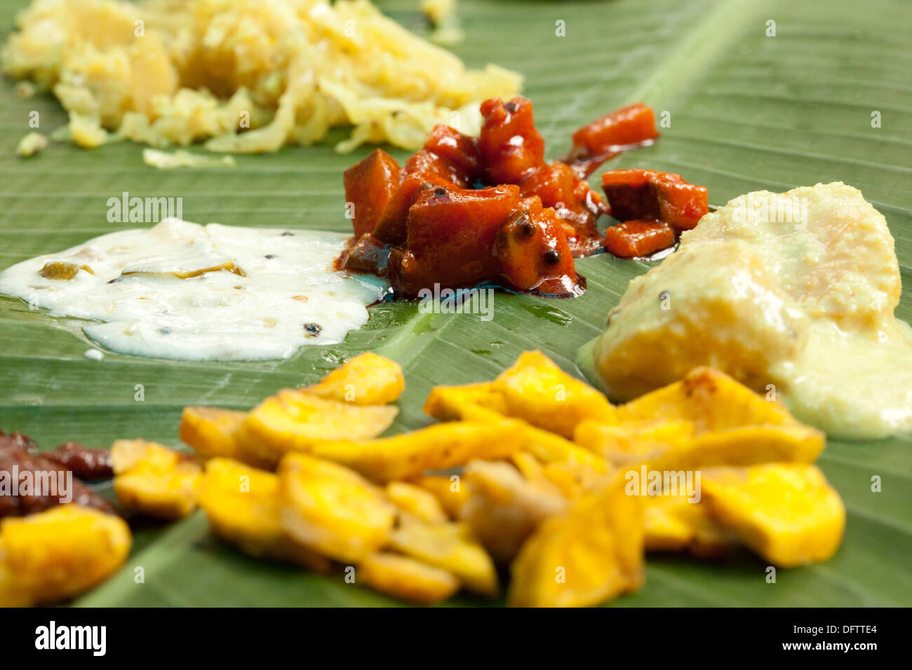 Festival onam aliments servis sur des feuilles de banane Banque D'Images