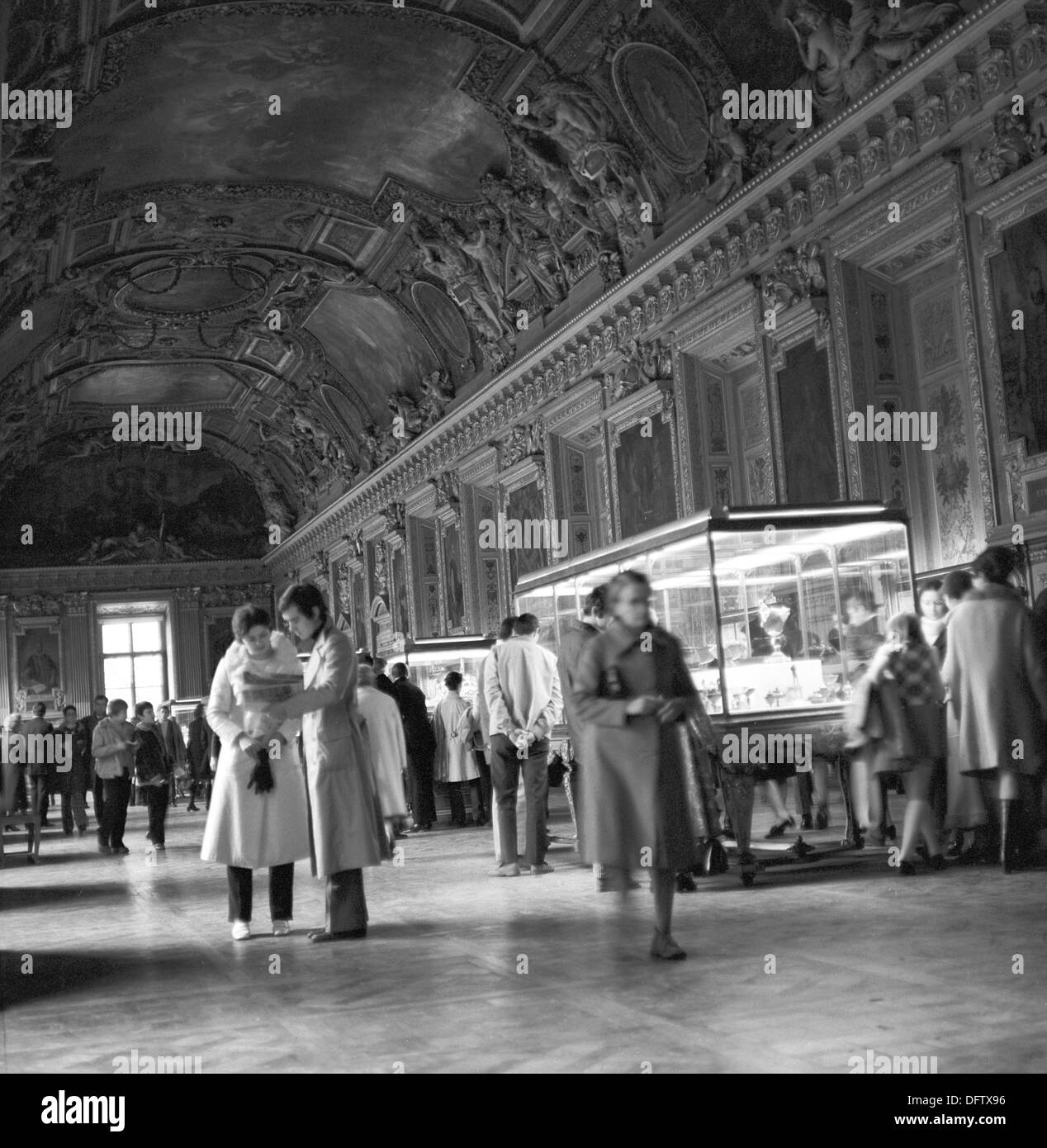 Les visiteurs sont représentés dans le musée du Louvre à Paris, France, en novembre 1970. Il est censé être l'un des plus visité des musées du monde. Photo : Wilfried Glienke Banque D'Images