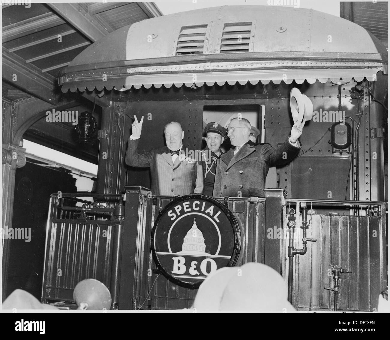 Photographie du Président Truman en agitant son chapeau et Winston Churchill clignoter son fameux V pour la victoire de la... 199350 Banque D'Images