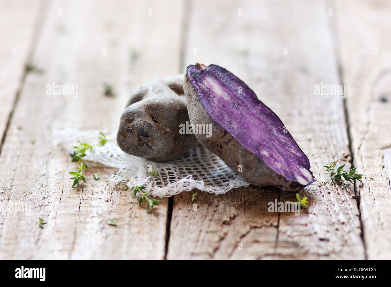 Cut violet sur table en bois Banque D'Images
