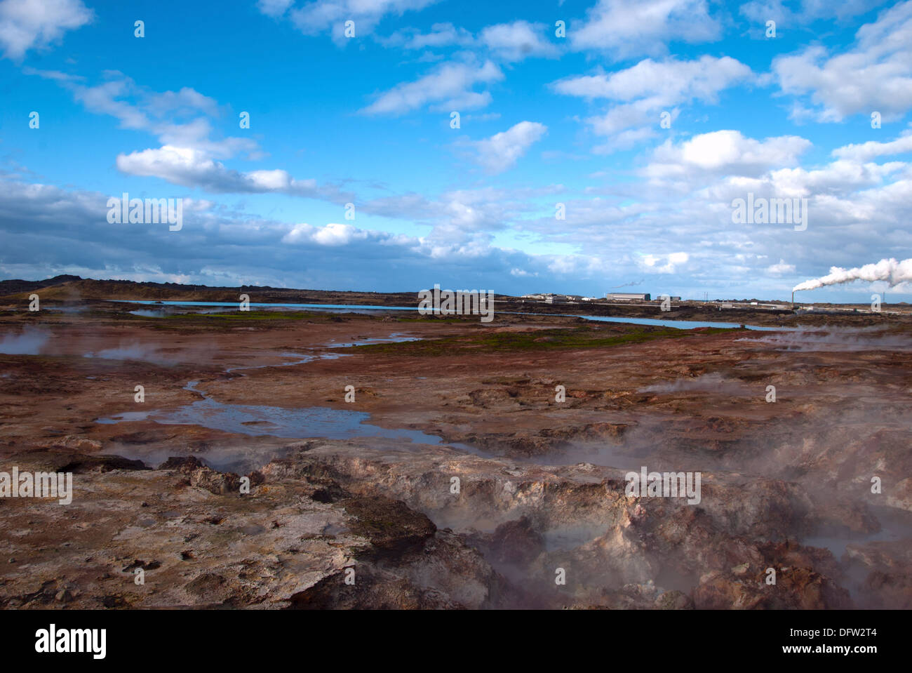 Sources géothermiques de Gunnuhver à la péninsule de Reykjanes où la dorsale médio-atlantique s'élève au-dessus du niveau de la mer pour former l'Islande. Banque D'Images
