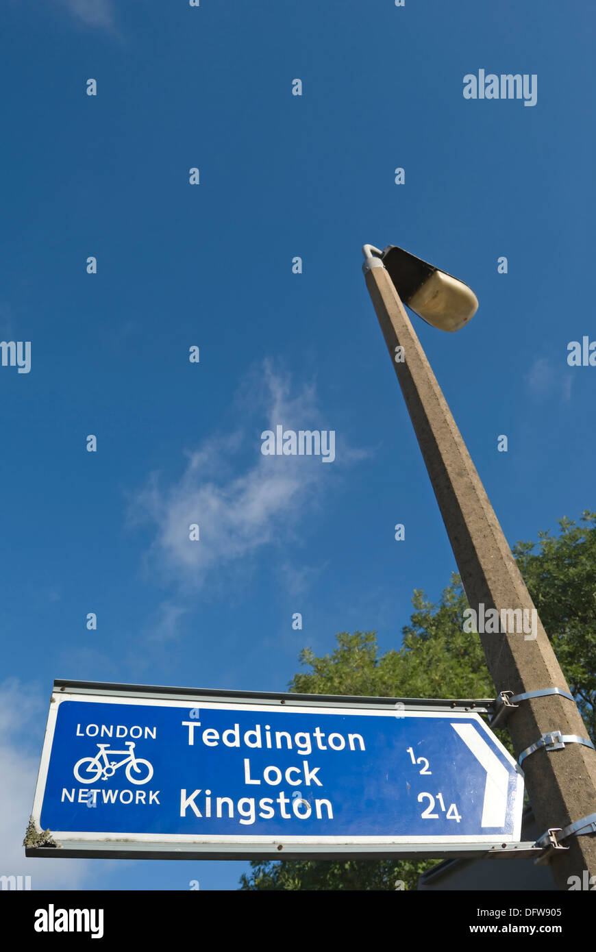 London cycle réseau inscription montrant la direction et distances à teddington lock et Kingston Banque D'Images