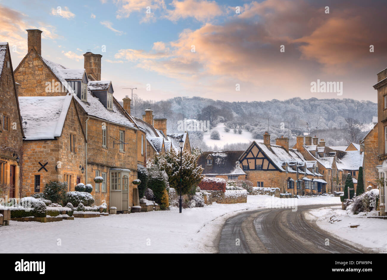 Cotswold village de Broadway dans la neige, Worcestershire, Angleterre. Banque D'Images
