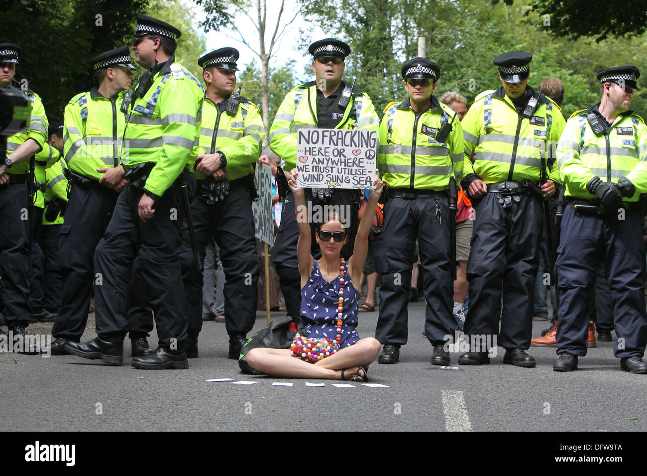 Balcombe, Royaume-Uni - 18 août 2013 : Les gens se rassemblent pour protester contre la compagnie d'énergie Cuadrilla à Balcombe, UK. Banque D'Images