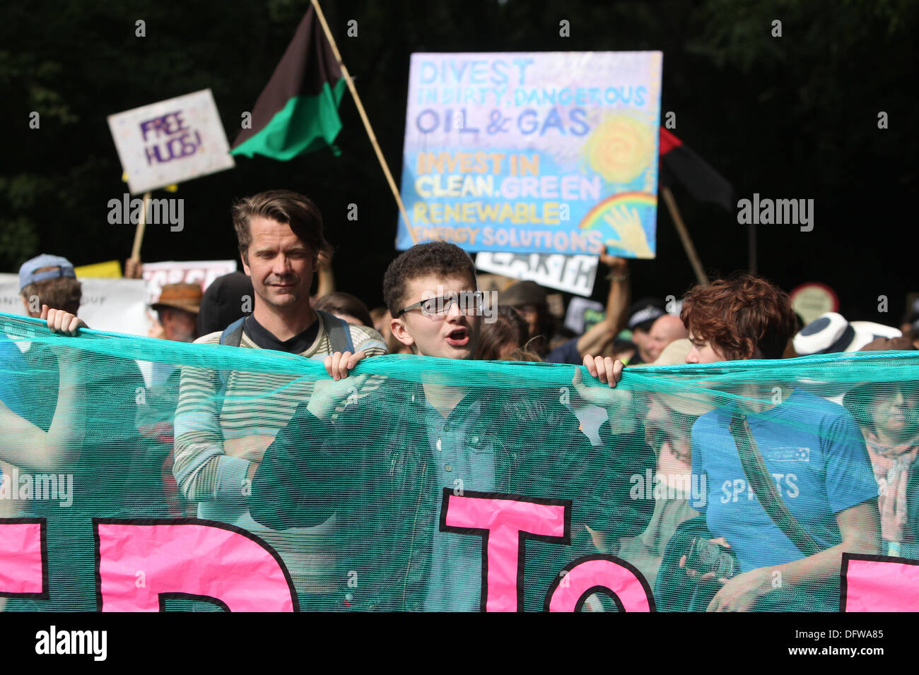 Balcombe, Royaume-Uni - 18 août 2013 : Les gens se rassemblent pour protester contre la compagnie d'énergie Cuadrilla à Balcombe, UK. Banque D'Images