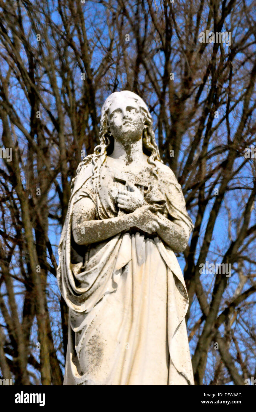 Statues de marbre dans un cimetière Banque D'Images