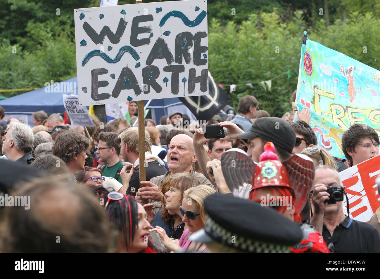 Balcombe, Royaume-Uni - 18 août 2013 : Les gens se rassemblent pour protester contre la compagnie d'énergie Cuadrilla à Balcombe, UK. Banque D'Images