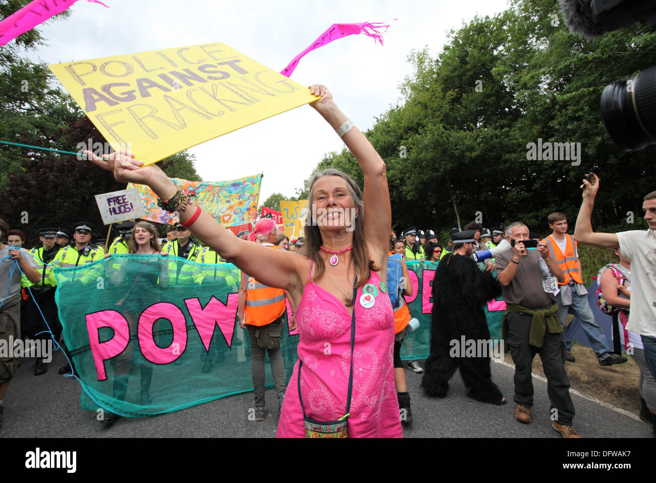 Balcombe, Royaume-Uni - 18 août 2013 : Les gens se rassemblent pour protester contre la compagnie d'énergie Cuadrilla à Balcombe, UK. Banque D'Images