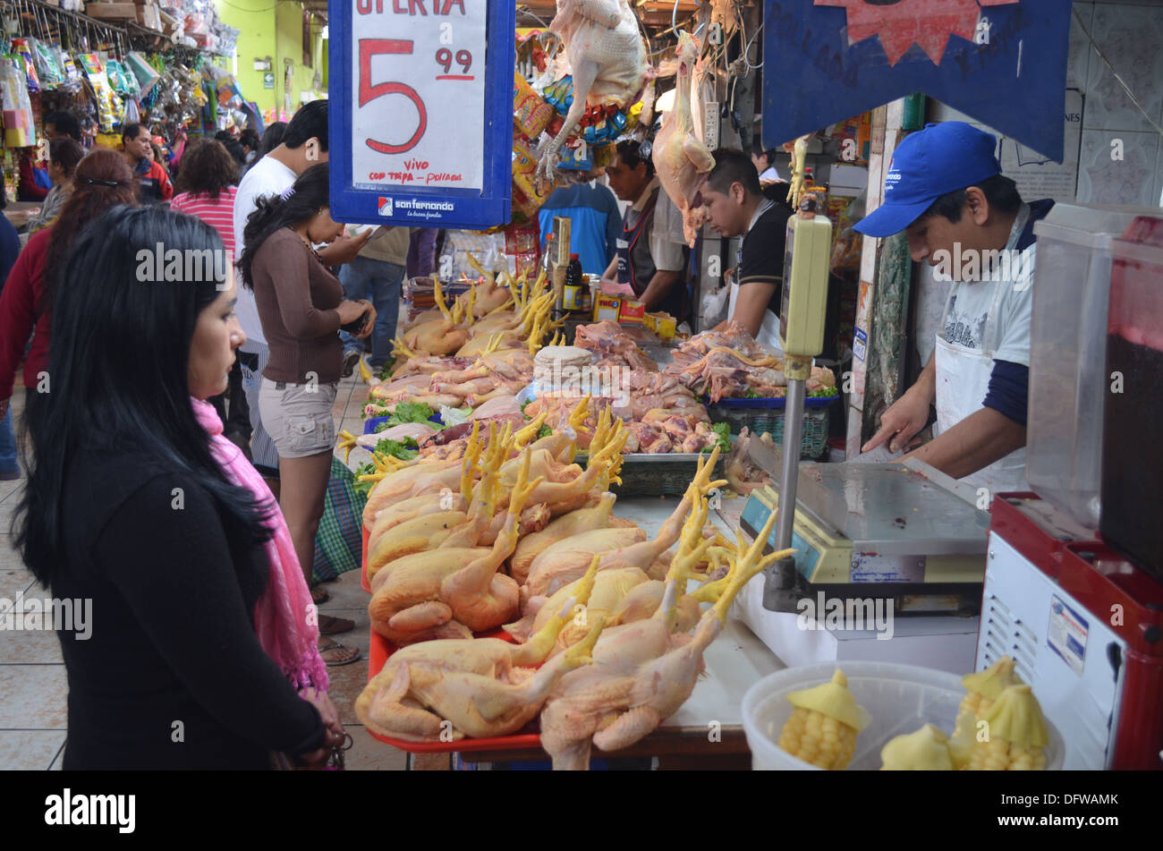 Les sections locales du shopping au marché une boucherie à Lima, Pérou Banque D'Images