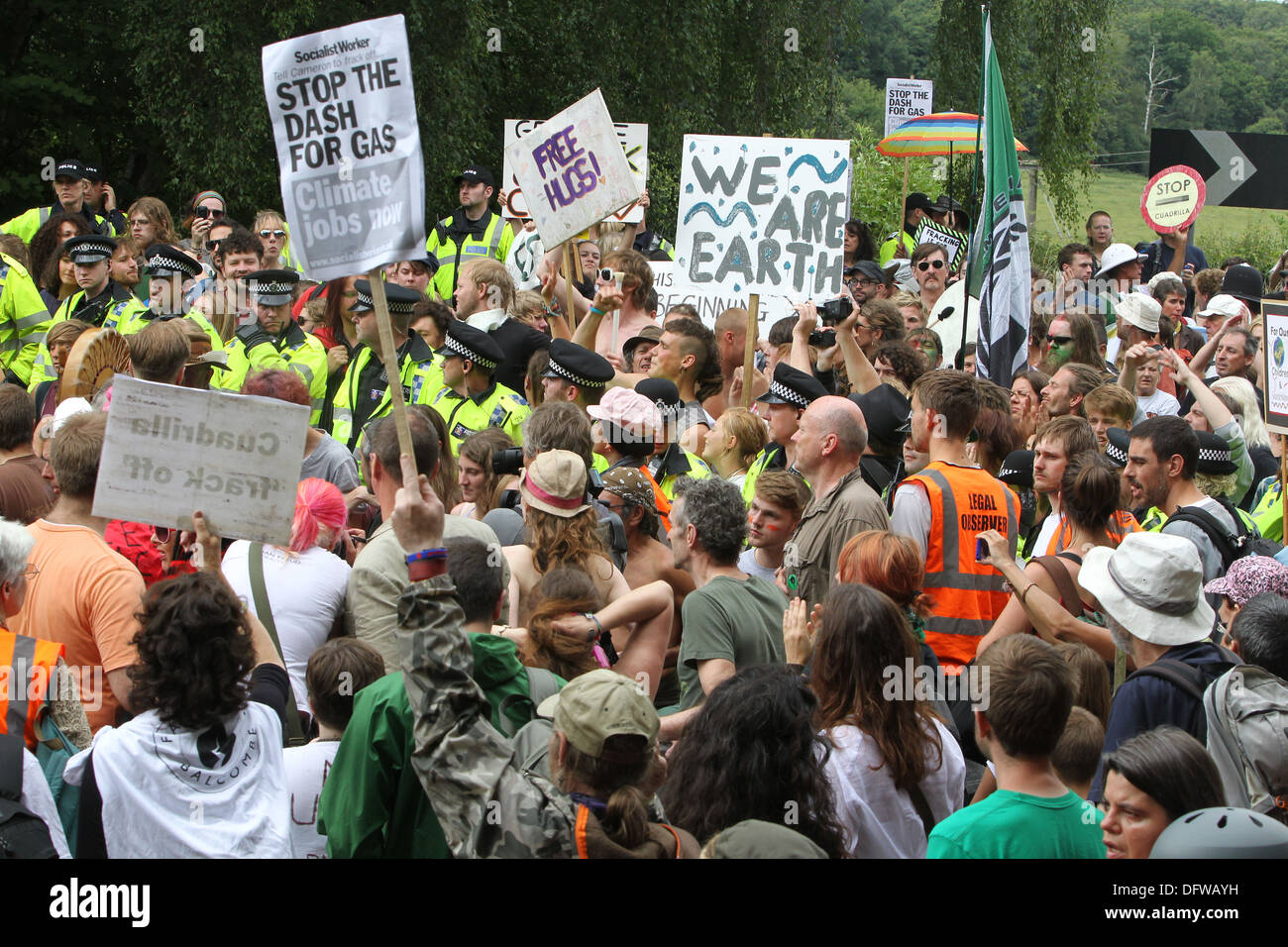 Balcombe, Royaume-Uni - 18 août 2013 : Les gens se rassemblent pour protester contre la compagnie d'énergie Cuadrilla à Balcombe, UK. Banque D'Images