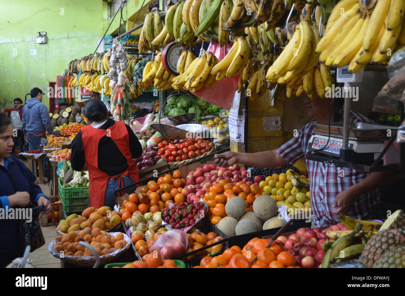 Un marché de fruits et légumes dans le district de Los Olivos Lima Banque D'Images