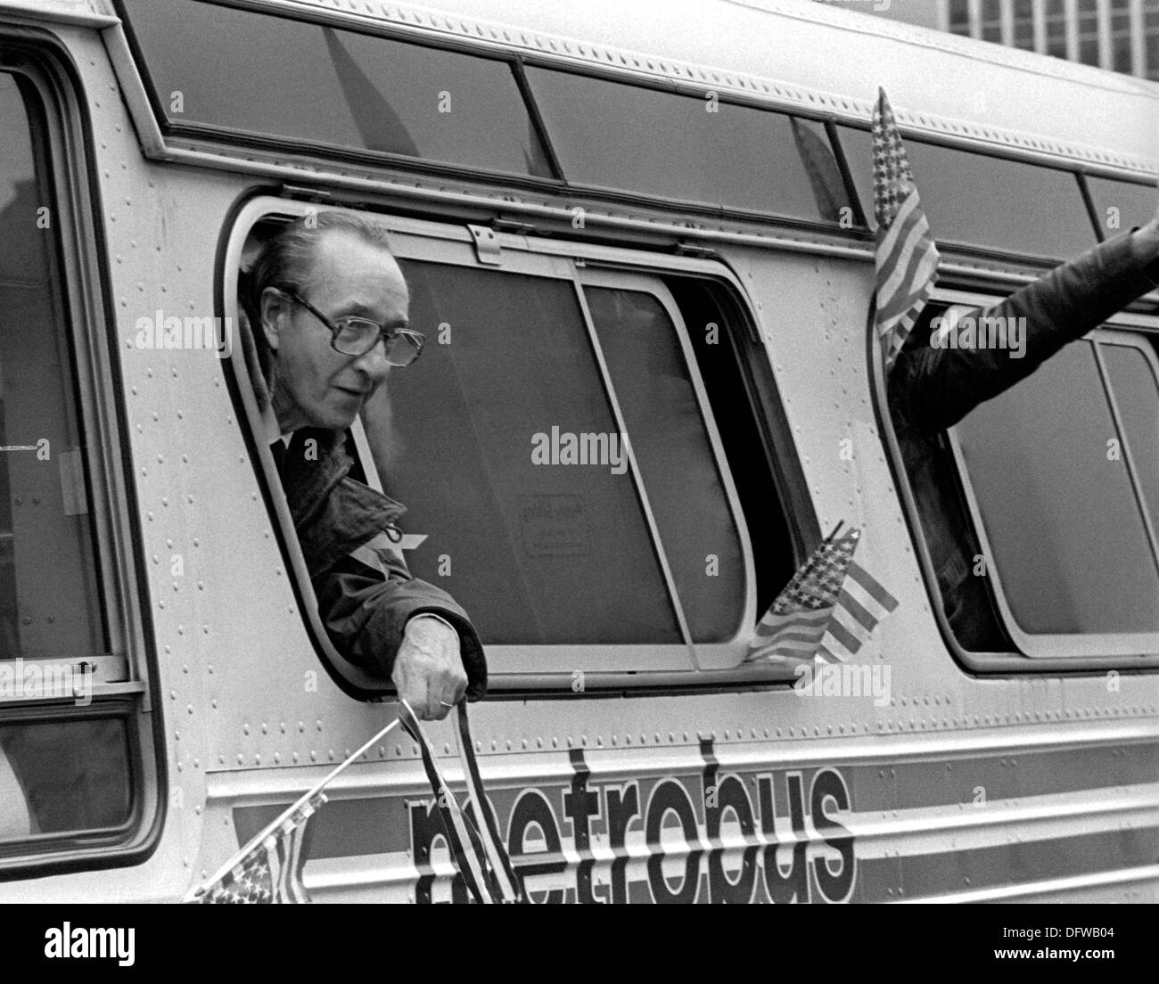 Un ancien otage américain détenu par les vagues de l'Iran à partir d'un autobus lors d'un accueil Bienvenue le long de Pennsylvania Avenue, 27 janvier 1981 à Washington, DC. Cinquante-deux américains ont été retenus en otage pendant 444 jours après qu'un groupe d'étudiants iraniens soutenant la Révolution iranienne a pris en charge l'ambassade des États-Unis à Téhéran. Banque D'Images Un ancien otage américain détenu par les vagues de l'Iran à partir d'un autobus lors d'un accueil Bienvenue le long de Pennsylvania Avenue, 27 janvier 1981 à Washington, DC. Cinquante-deux américains ont été retenus en otage pendant 444 jours après qu'un groupe d'étudiants iraniens soutenant la Révolution iranienne a pris en charge l'ambassade des États-Unis à Téhéran. Banque D'Images
