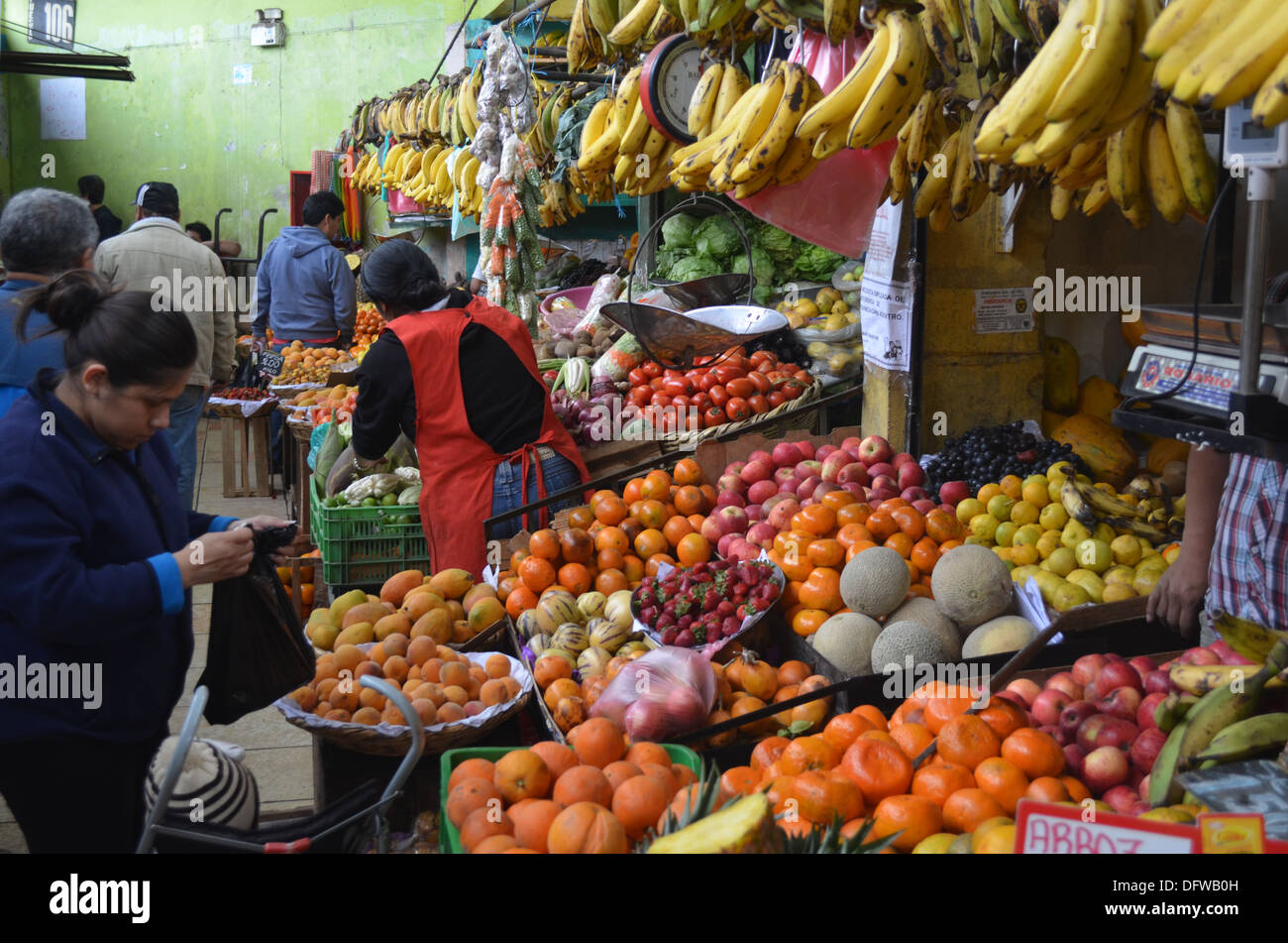 Un marché de fruits et légumes dans le district de Los Olivos Lima Banque D'Images
