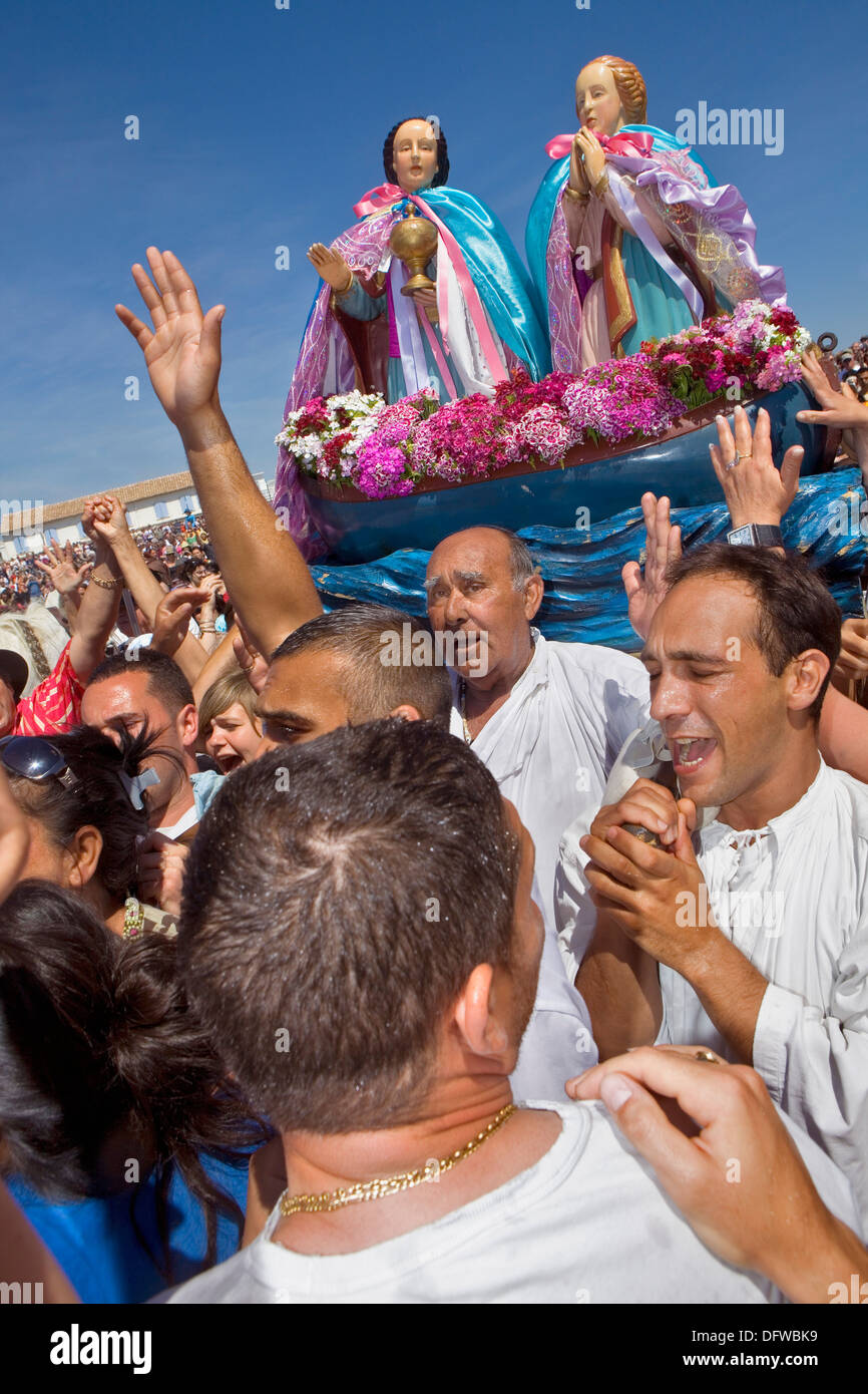 Mª Mª Jacobé et Salomé.bénédiction en mer.Procession annuelle pendant le pèlerinage gitan aux Saintes Maries de la Mer Banque D'Images