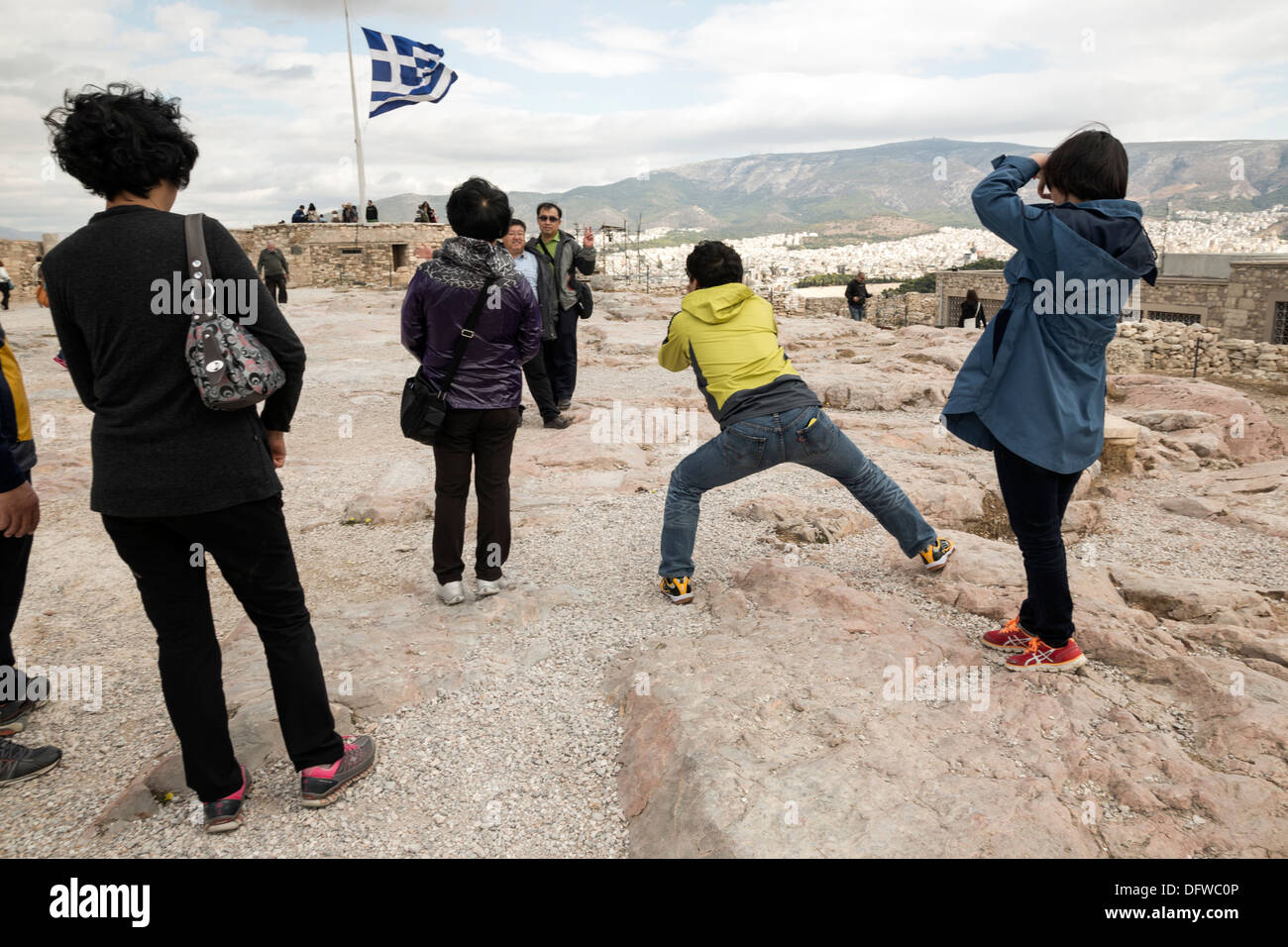 Les touristes de photographier les uns les autres sur l'Acropole. Athènes, Grèce, le 4 octobre 2013 Banque D'Images
