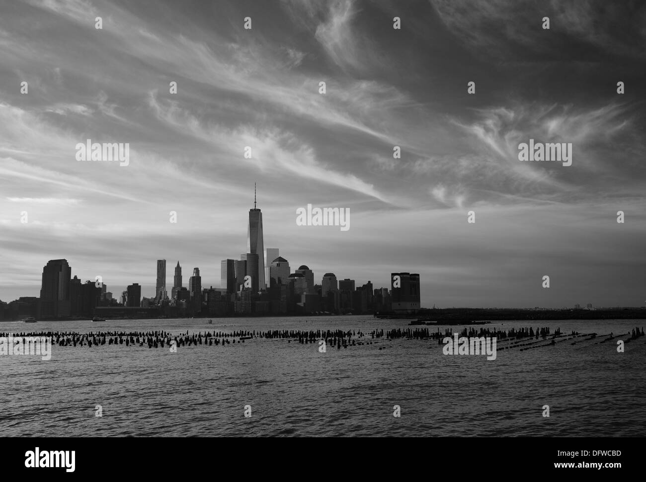 World Trade Center vue d'Hoboken, NJ Moody image noir & blanc horizontal de la nouvelle tour du WTC. La rivière Hudson à l'avant-plan Banque D'Images