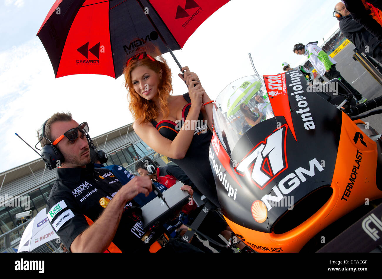 NGM Mobile de l'avant course MotoGP Team Grid Girl détient le parapluie pour Claudio Corti au circuit de Silverstone Banque D'Images