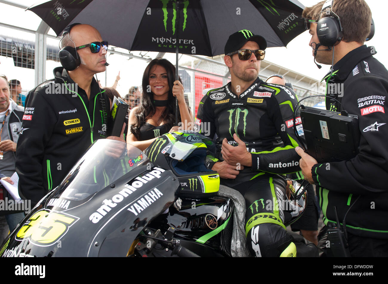 Monster Energy Grid Girl est titulaire de la coordination de l'équipe MotoGP rider Cal Crutchlow pendant le Grand Prix de Grande-Bretagne à Silverstone Banque D'Images