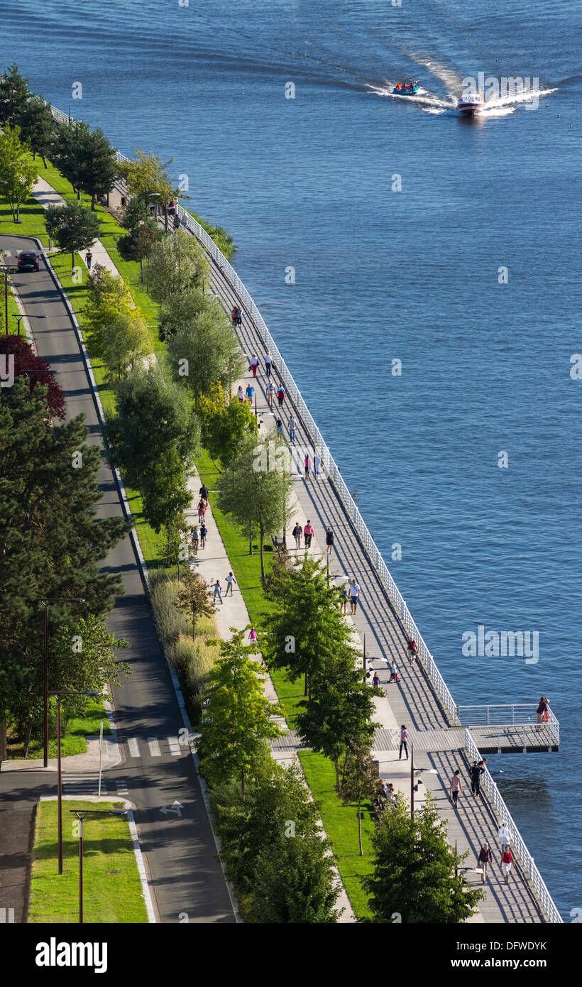 Sur la rive droite de l'Allier, le lac aménagées pour les piétons Esplanade, connu comme 'Les planches de Vichy - Vichy (France). Banque D'Images