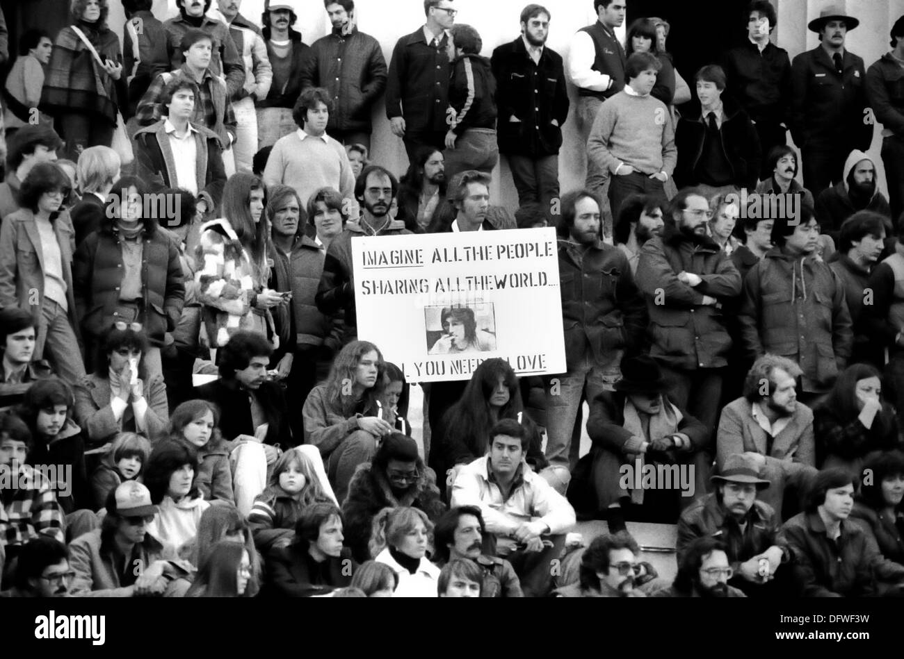Les gens se rassemblent pour une veillée improvisée au Lincoln Memorial après Ponderosa John Lennon a été abattu le 8 décembre 1980 à Washington, DC. Lennon est mort plus tard dans la nuit après avoir été abattu quatre fois par tireur Mark David Chapman. Banque D'Images